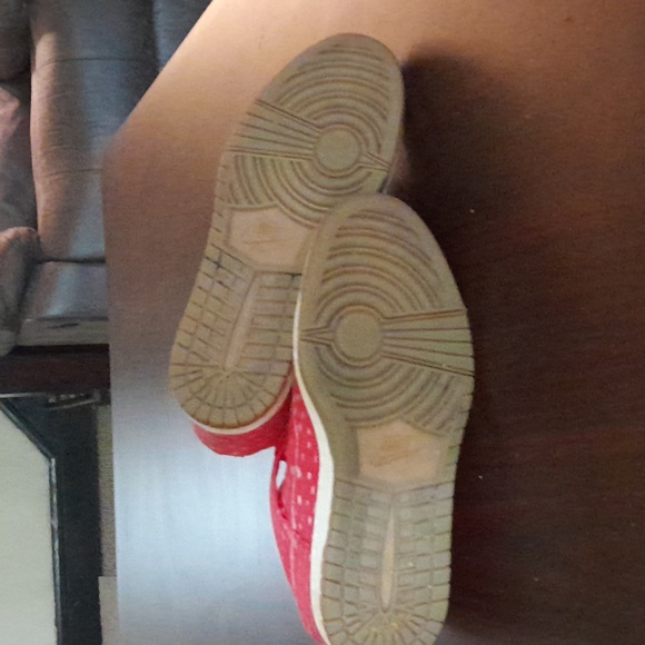 Nike hidden heel shoes. Red and white in excellent used shoes - Picture 5 of 5